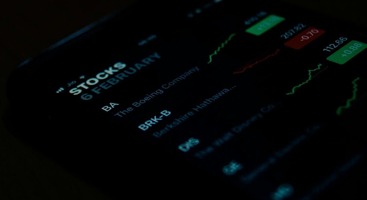 株の相続税はいくらから？評価額の算出方法や払えない場合の対策を解説！