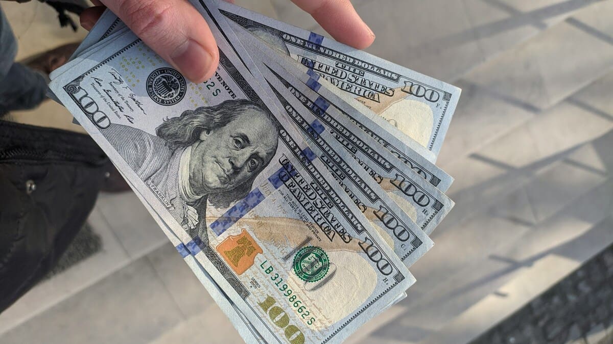 1,000万円の贈与税はいくら？払った方が得？計算・節税方法を解説